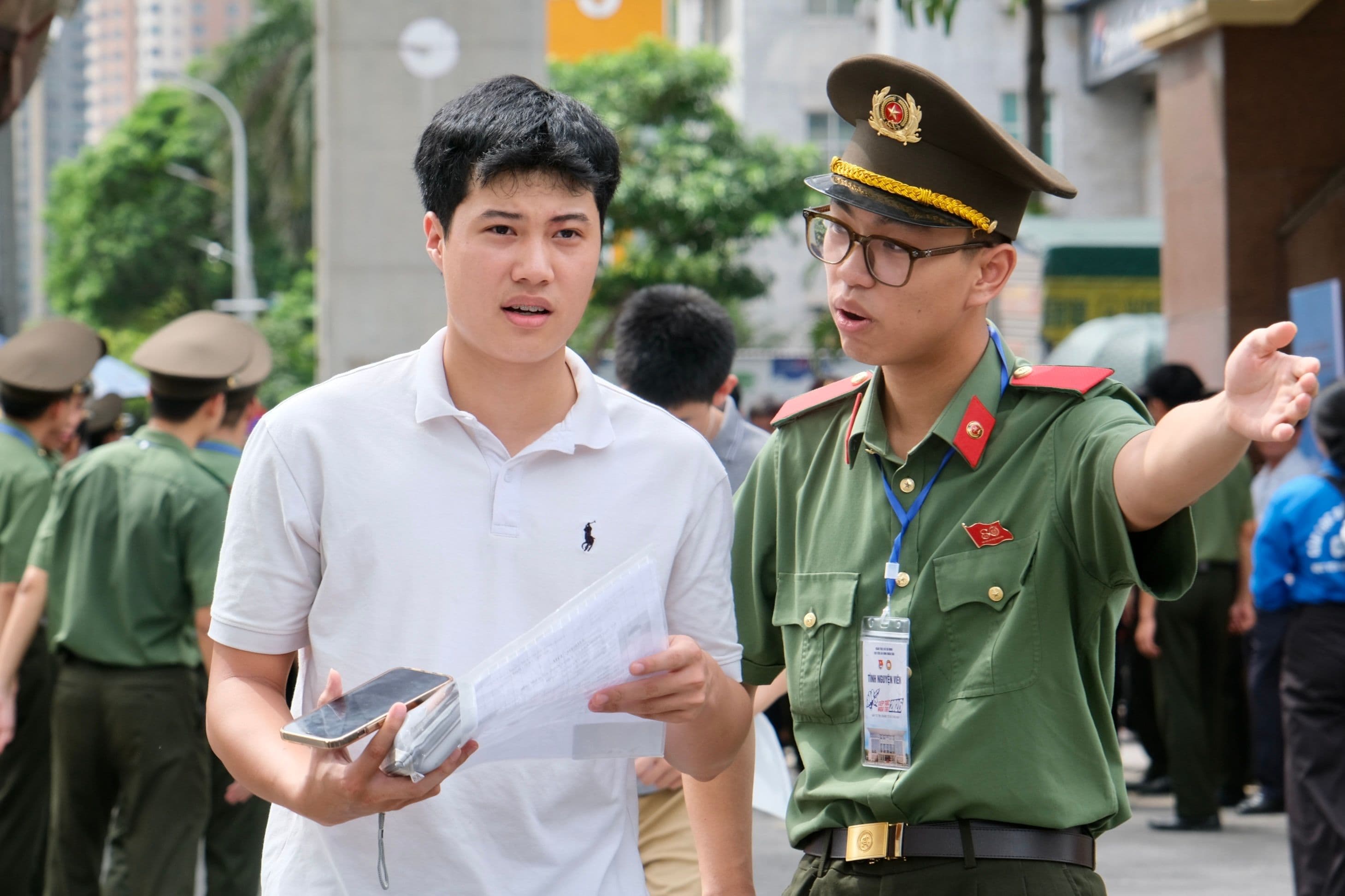 Cán bộ công an hướng dẫn thí sinh về phẩm chất và tiêu chuẩn tuyển chọn vào Học viện An ninh Nhân dân.