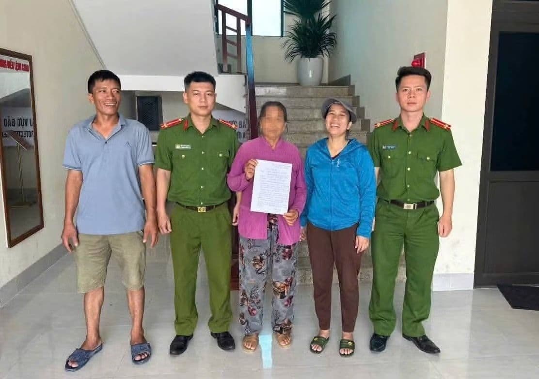 Cán bộ công an làm việc với người dân, thể hiện sự gần gũi và xây dựng lòng tin trong cộng đồng