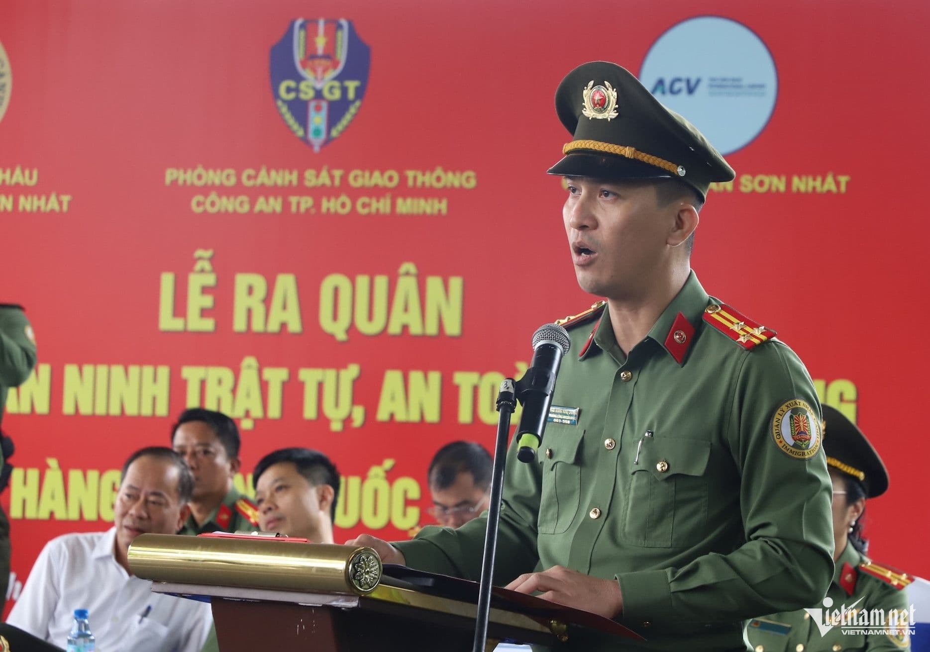 Cán bộ công an phát biểu tại lễ ra quân tăng cường an ninh trật tự tại sân bay.