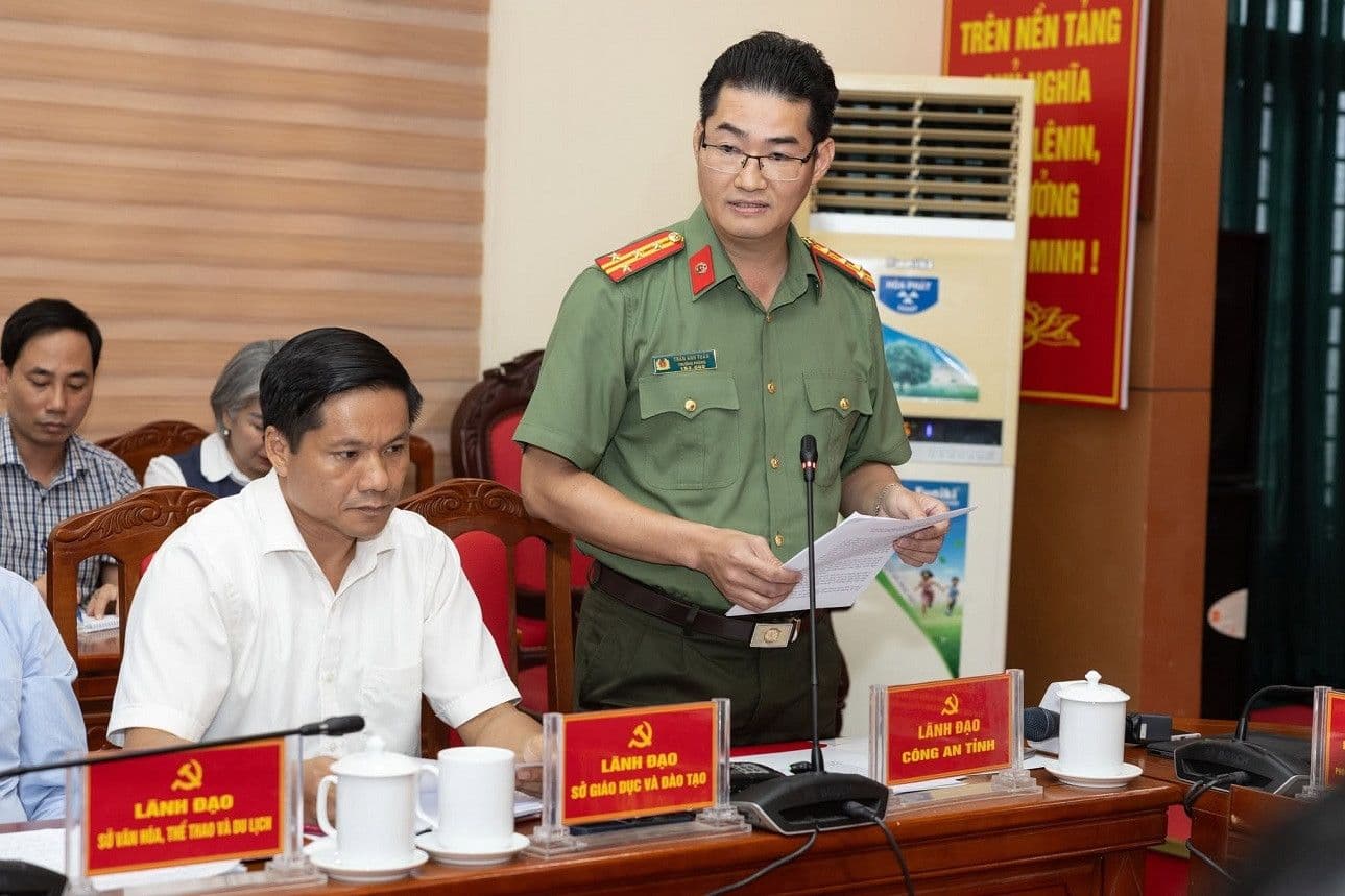 Cán bộ công an tỉnh Tuyên Quang trong cuộc họp, thảo luận về việc xác minh và xử lý các vi phạm giao thông