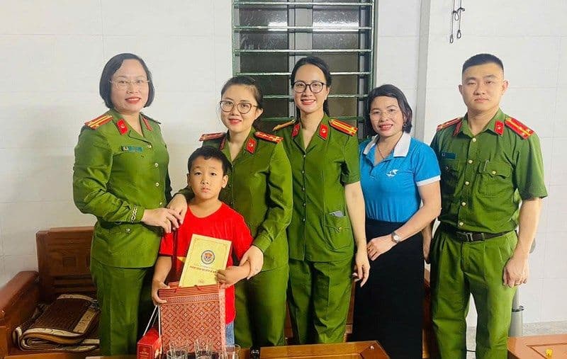 Cán bộ công an và Hội Phụ nữ trao quà Trung Thu cho bé trai khó khăn