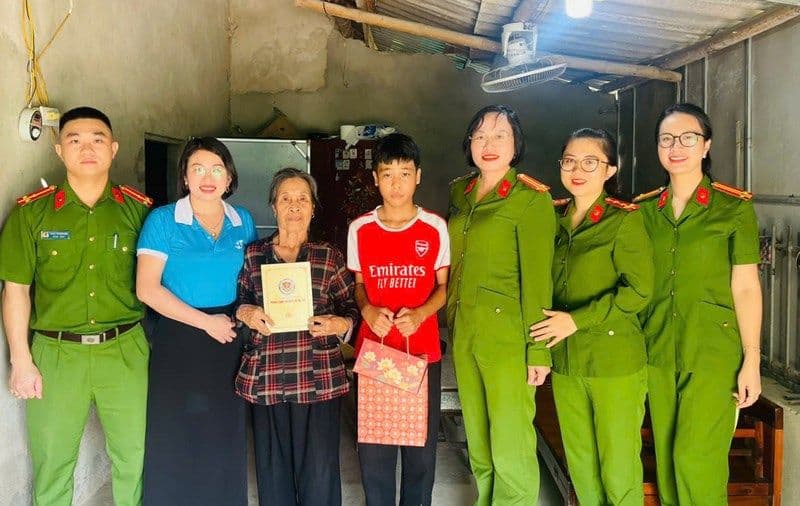 Cán bộ công an và Hội Phụ nữ trao quà Trung Thu cho bà và cháu trai khó khăn