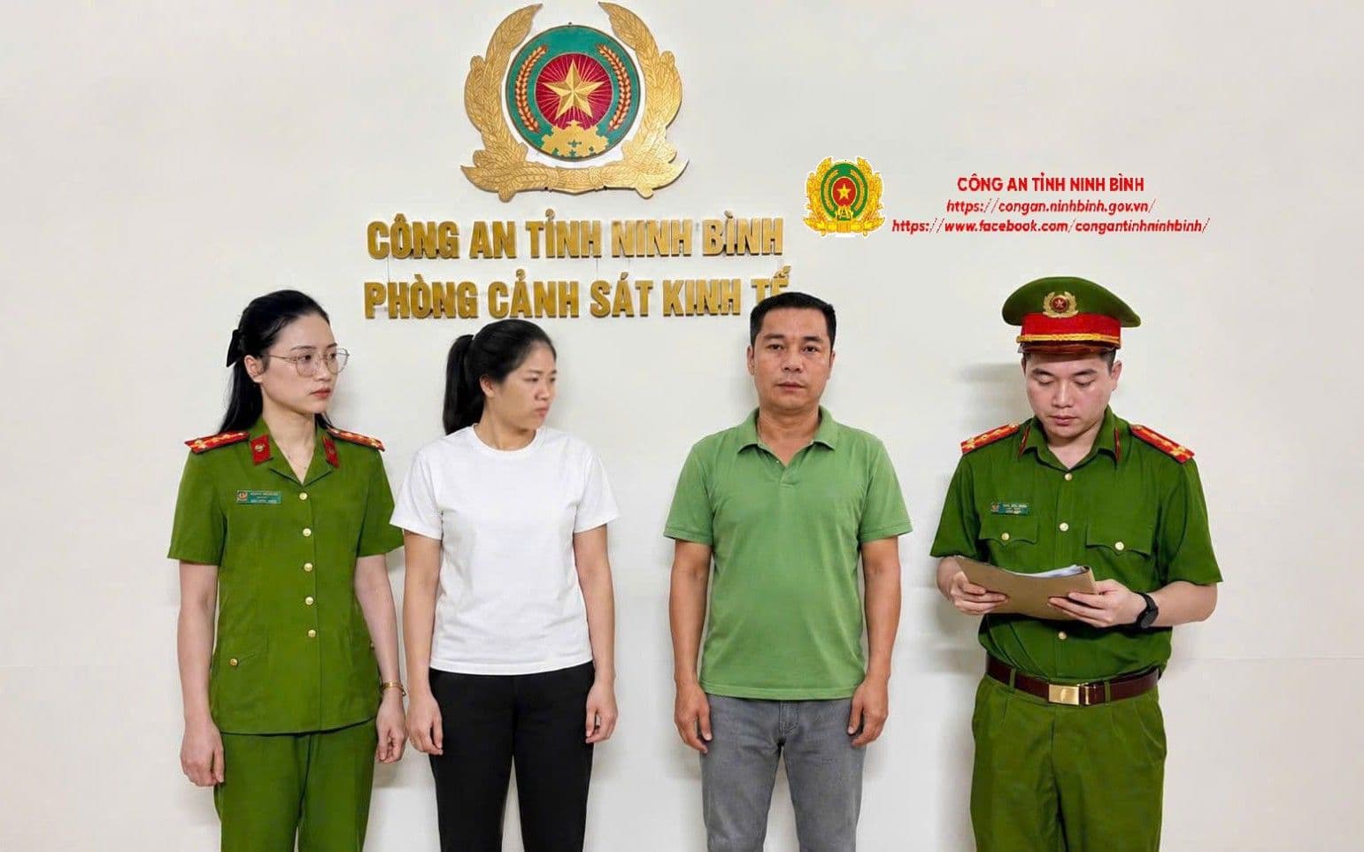 Cán bộ công an và người bị khởi tố, minh họa cho hậu quả pháp lý nghiêm trọng của hành vi trốn thuế đối với doanh nghiệp.