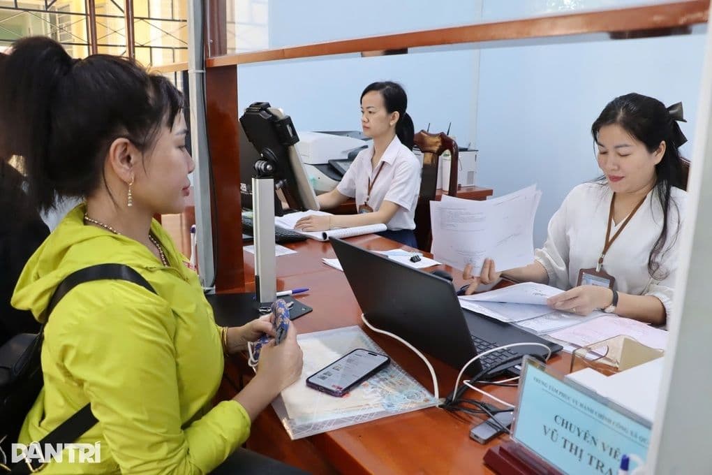Cán bộ công chức Bộ Nội vụ phục vụ người dân tại trung tâm hành chính công
