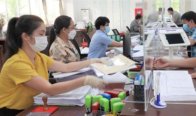Cán bộ, công chức làm việc tại cơ quan hành chính, tượng trưng cho quy trình giải quyết chế độ và các quy định liên quan đến trợ cấp nghỉ hưu sớm.