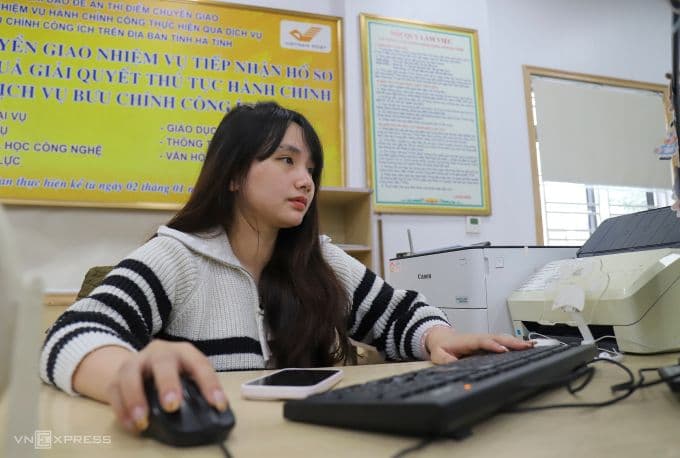 Cán bộ, công chức làm việc tại Trung tâm Phục vụ hành chính công tỉnh Hà Tĩnh, đại diện cho lực lượng lao động chịu ảnh hưởng bởi chính sách lương cơ sở.