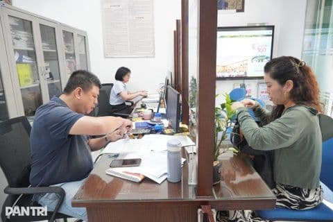 Cán bộ, công chức làm việc trong bối cảnh tái cơ cấu bộ máy hành chính.