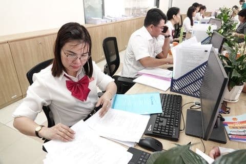 Cán bộ, công chức làm việc trong văn phòng, minh họa quá trình định đoạt lịch nghỉ lễ quốc gia.