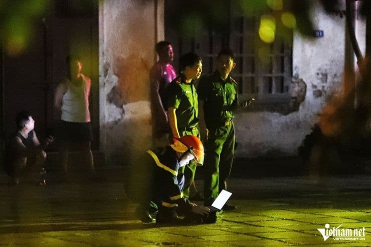 Cán bộ cảnh sát PCCC và lực lượng chức năng tại hiện trường vụ cháy, nhấn mạnh tầm quan trọng của công tác phòng cháy chữa cháy.