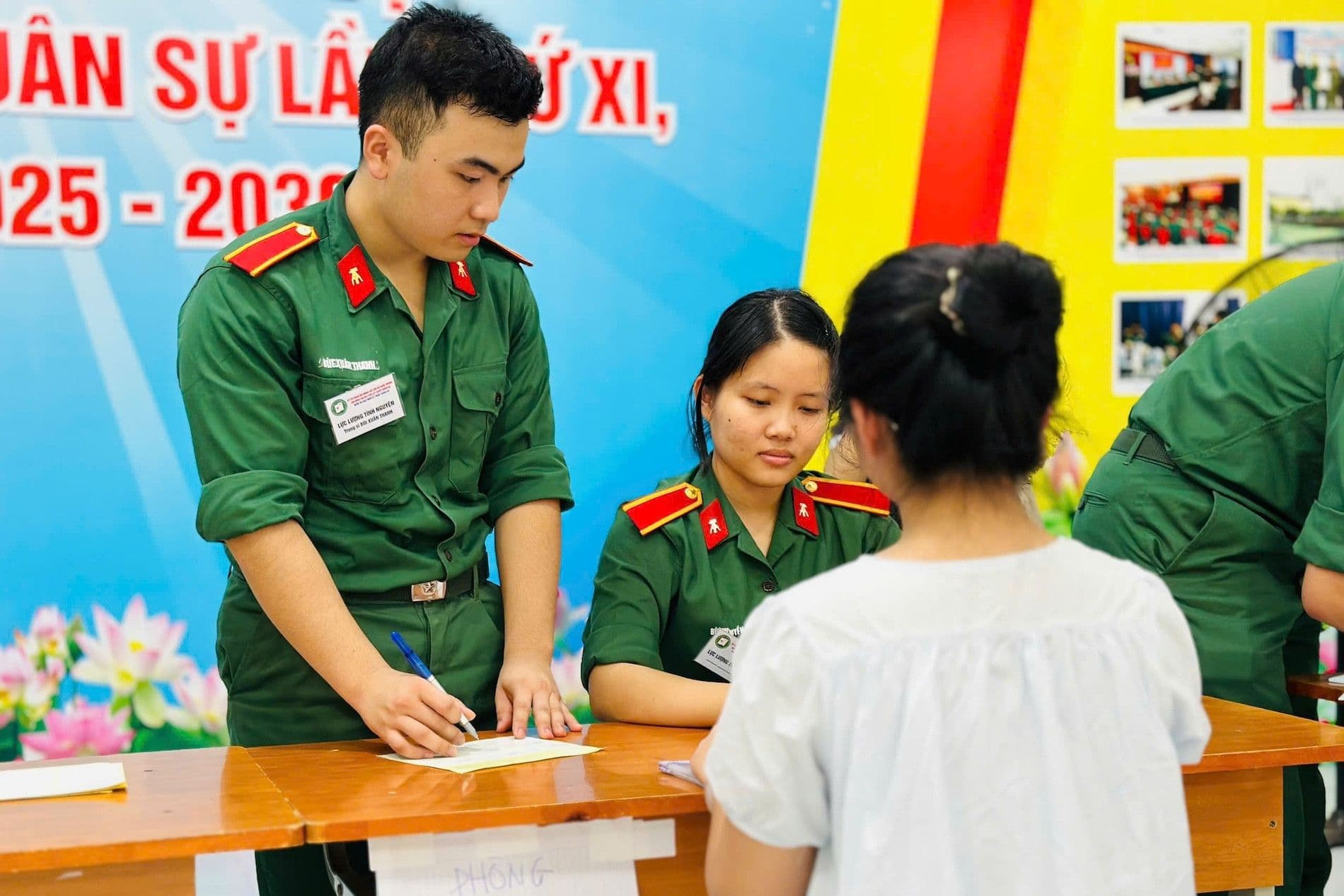 Cán bộ Học viện An ninh nhân dân hỗ trợ thí sinh hoàn tất hồ sơ tuyển sinh 2026.