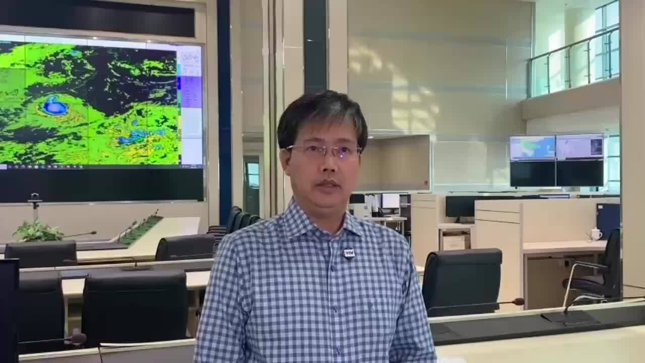 Cán bộ khí tượng theo dõi diễn biến bão Kajiki trên màn hình dự báo.