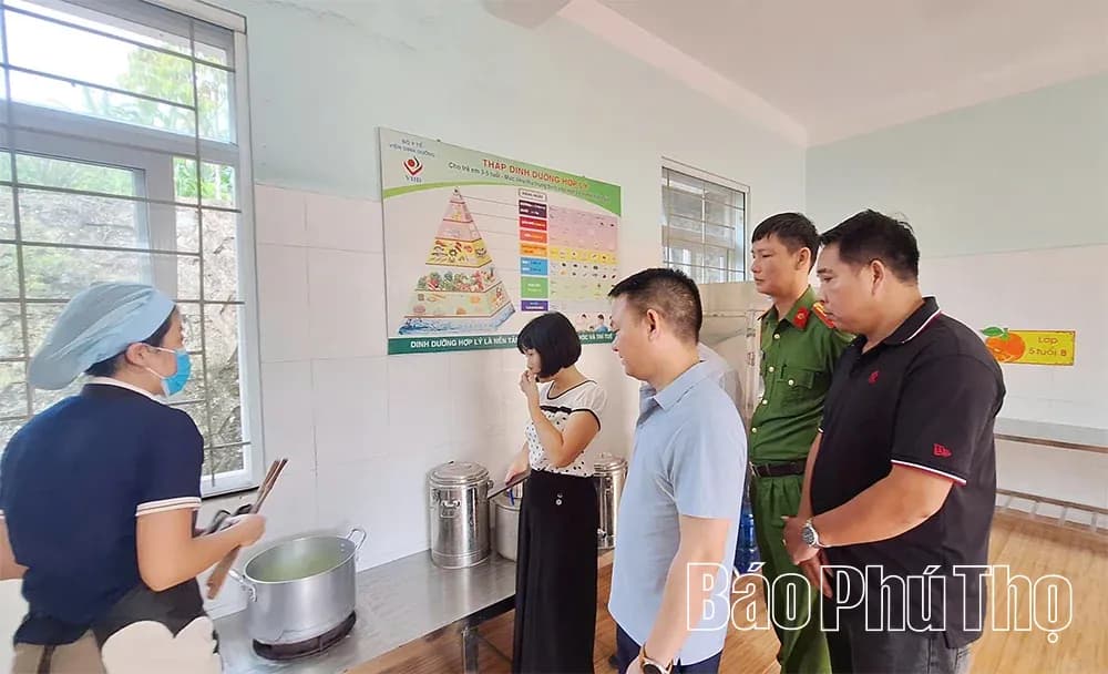 Cán bộ kiểm tra an toàn thực phẩm tại bếp ăn tập thể