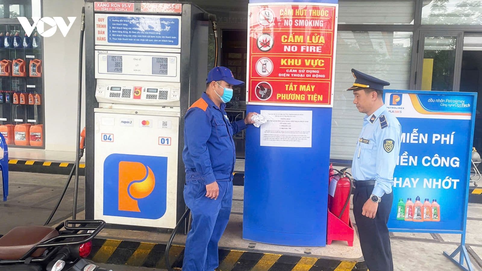 Cán bộ kiểm tra tại trạm xăng, minh họa chính sách giảm thuế xăng dầu của Việt Nam để bình ổn giá.