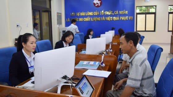 Cán bộ làm việc tại trung tâm hành chính công, tượng trưng cho bộ máy công quyền bị lợi dụng trong vụ án hối lộ.