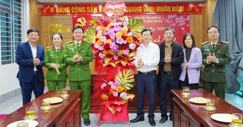 Cán bộ Đảng và nhân dân địa phương tham gia sự kiện kỷ niệm, thể hiện niềm tin vào sự lãnh đạo của Đảng.