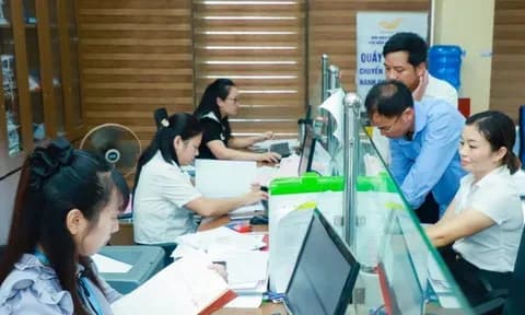 Cán bộ, nhân viên làm việc trong văn phòng, thể hiện hoạt động hành chính của trường học hoặc phụ huynh đối phó với các khoản phí mới.
