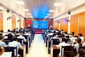 Cán bộ tham gia hội nghị về đẩy mạnh số hóa trong công tác hành chính, minh họa cho kỷ nguyên số tại cấp xã.