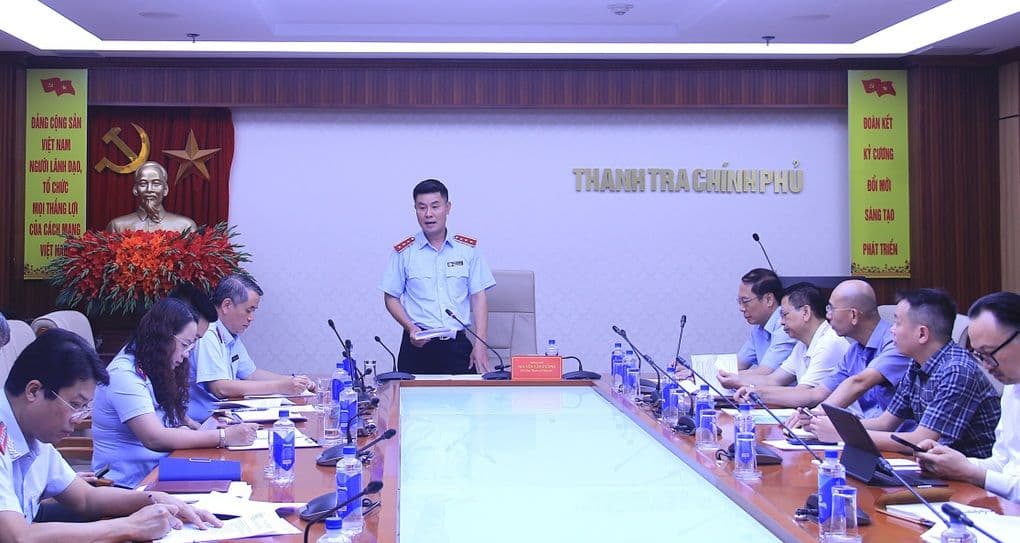 Cán bộ Thanh tra Chính phủ họp công bố quyết định thanh tra các tổ chức quan trắc môi trường tại Hà Nội, thể hiện sự minh bạch trong dữ liệu môi trường.