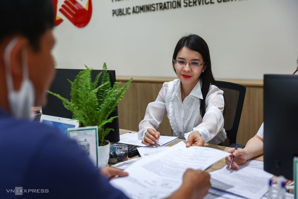 Cán bộ TP HCM giải quyết thủ tục hành chính cho người dân tại trung tâm dịch vụ công.