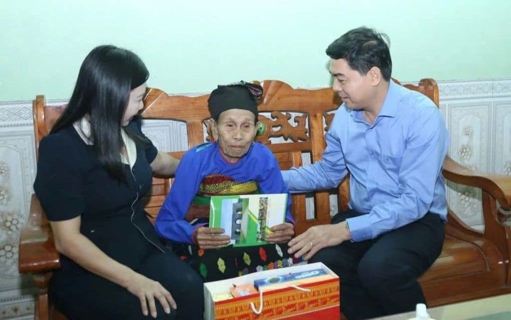 Cán bộ trao quà Tết cho người có công với cách mạng, thể hiện lòng tri ân sâu sắc