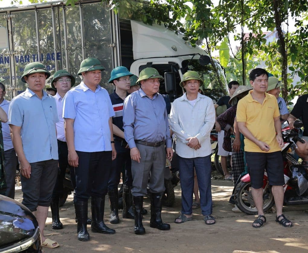 Cán bộ và lực lượng chức năng tại Đa Phúc chỉ đạo công tác phòng chống lũ lụt