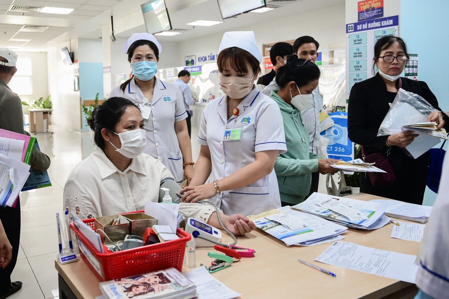 Cán bộ y tế đang chăm sóc bệnh nhân, minh họa cho việc nâng cao chất lượng dịch vụ công.