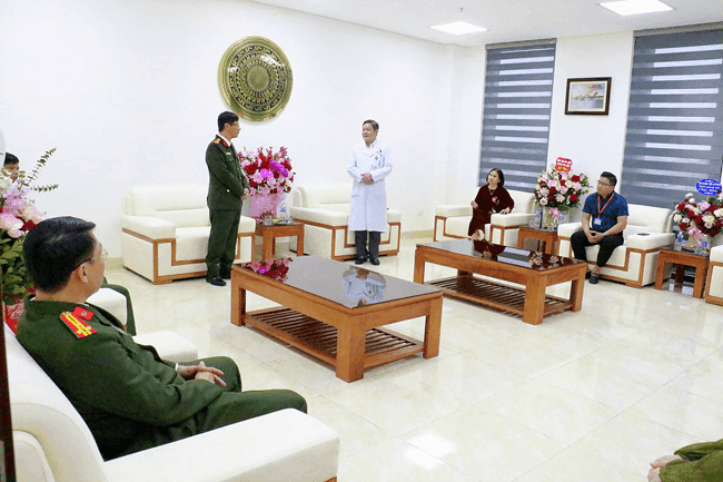 Cán bộ y tế và đại diện lực lượng vũ trang gặp gỡ, thể hiện sự phối hợp trong việc bảo vệ sức khỏe cộng đồng, tượng trưng cho 'hệ miễn dịch' xã hội.