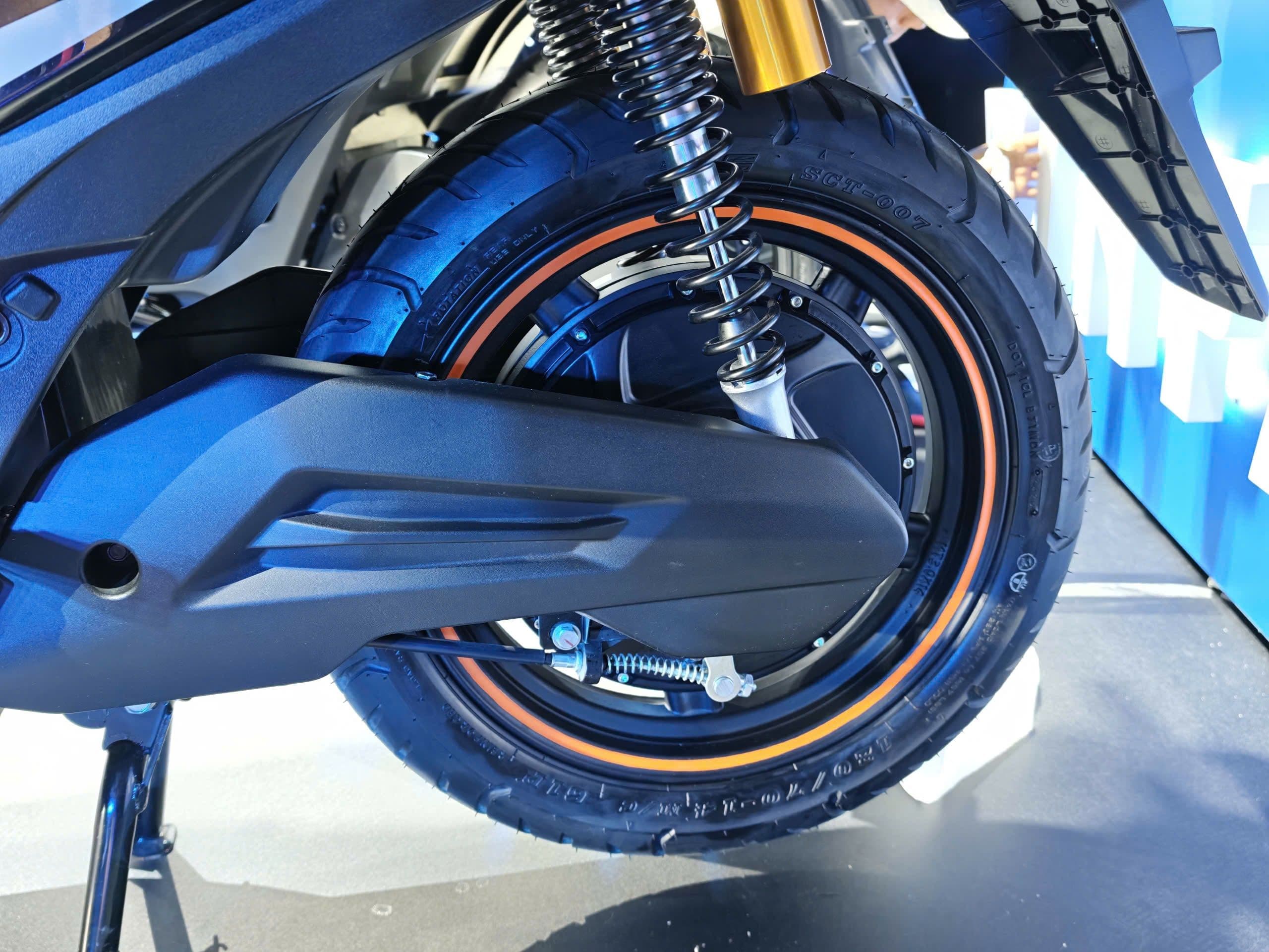 Cận cảnh bánh sau và động cơ In-hub của xe máy điện VinFast Kinet, minh chứng cho hiệu năng mạnh mẽ và thiết kế thể thao.