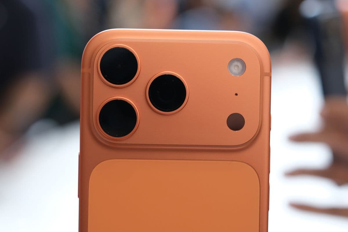 Cận cảnh cụm camera 48 megapixel được nâng cấp trên iPhone 17 Pro Max màu cam, thể hiện những cải tiến công nghệ.