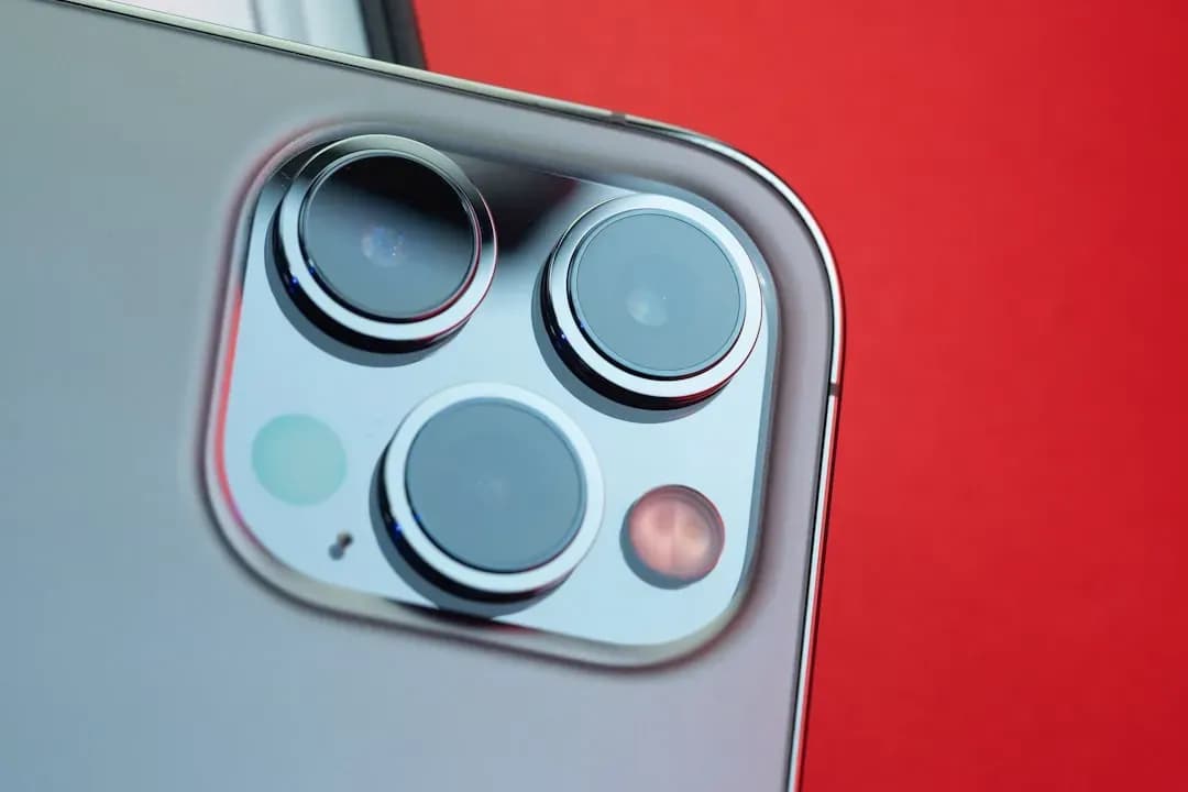 Cận cảnh hệ thống ba camera trên điện thoại iPhone, nhấn mạnh nâng cấp phần cứng camera.