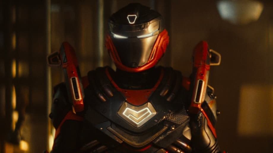 Cận cảnh khuôn mặt quỷ dữ của Mephisto phản chiếu trong thìa trong Ironheart