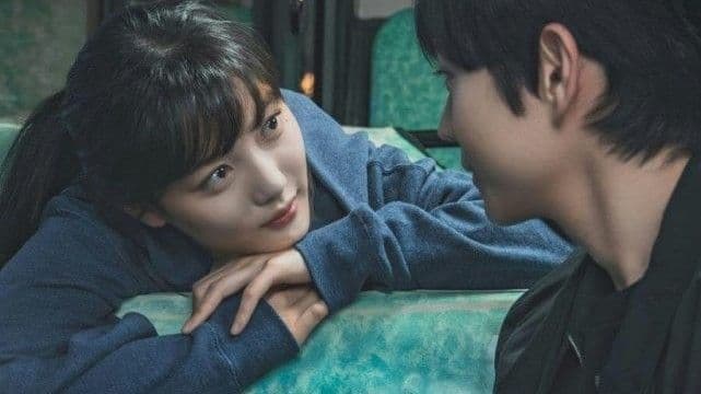 Cận cảnh Kim Yoo Jung với ánh mắt sâu sắc, thể hiện chiều sâu tâm lý và cảm xúc phức tạp của Ah Jin trong 'Dear X'