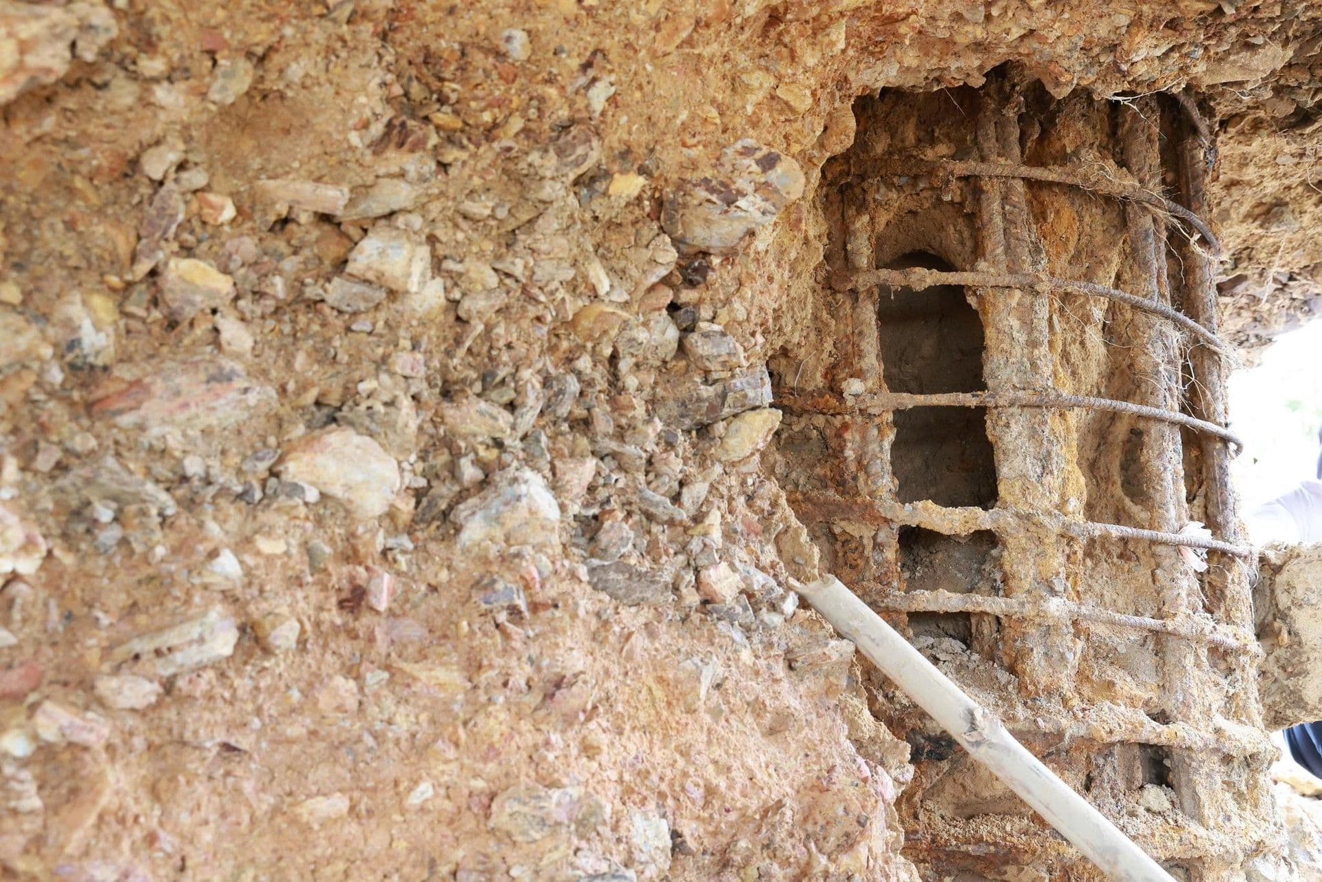 Cận cảnh lõi thép rỉ sét bên trong móng cọc trụ cầu Sông Lô bị hư hại.