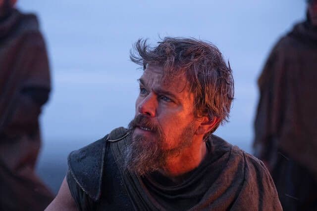 Cận cảnh Matt Damon trong vai Odysseus với vẻ mặt trầm tư, râu tóc bù xù, thể hiện sự phức tạp và nội tâm của người anh hùng.