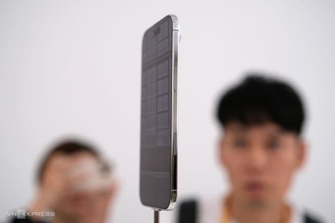 Cận cảnh thiết kế siêu mỏng 5,6 mm của iPhone Air.