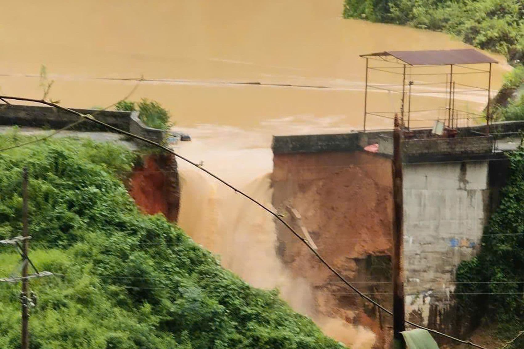 Cận cảnh vết vỡ đập thủy điện Bắc Khê 1, dòng nước lũ cuồn cuộn đổ xuống