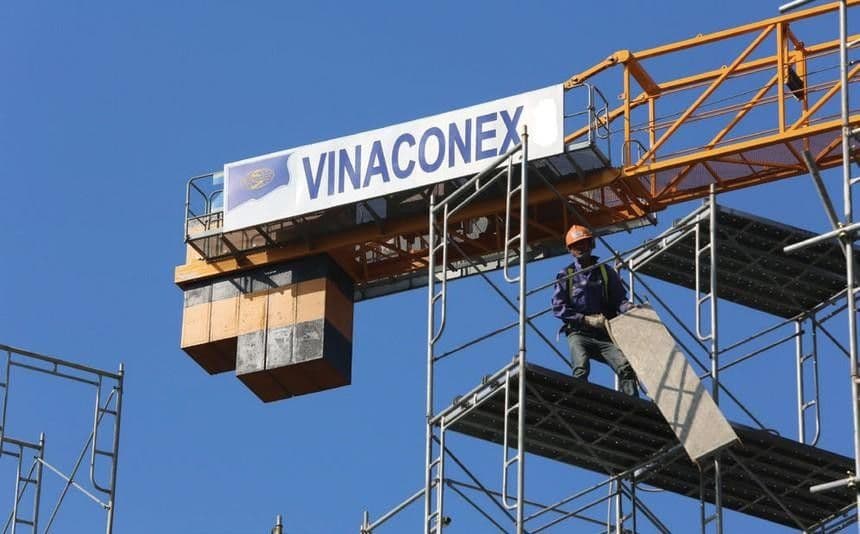 Cần cẩu mang logo Vinaconex tại công trường, tượng trưng cho chiến lược mở rộng và tái cấu trúc của tập đoàn.