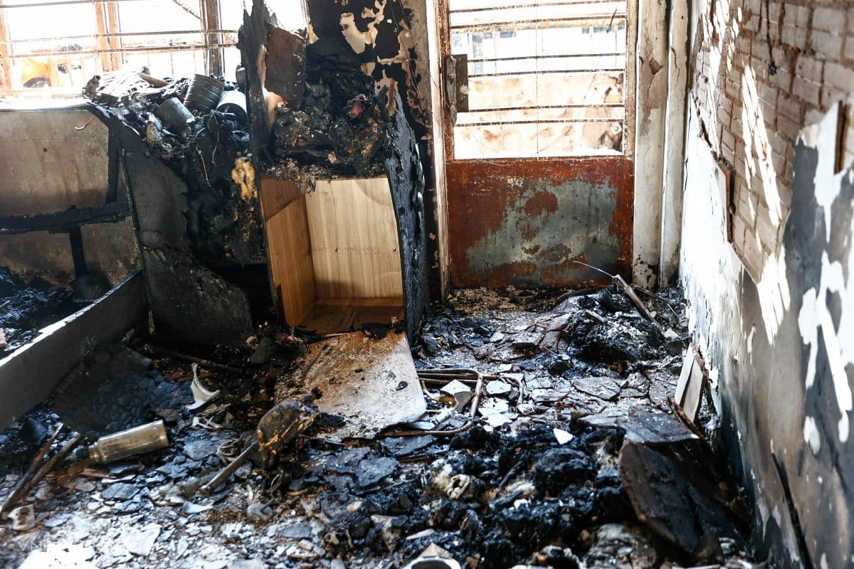 Căn hộ bị thiêu rụi hoàn toàn bên trong cư xá Độc Lập, cho thấy mức độ tàn phá của hỏa hoạn