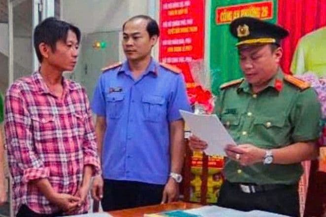 Công an bắt giữ đối tượng, thể hiện việc dấu vết số trên không gian mạng dẫn đến hành động pháp lý.