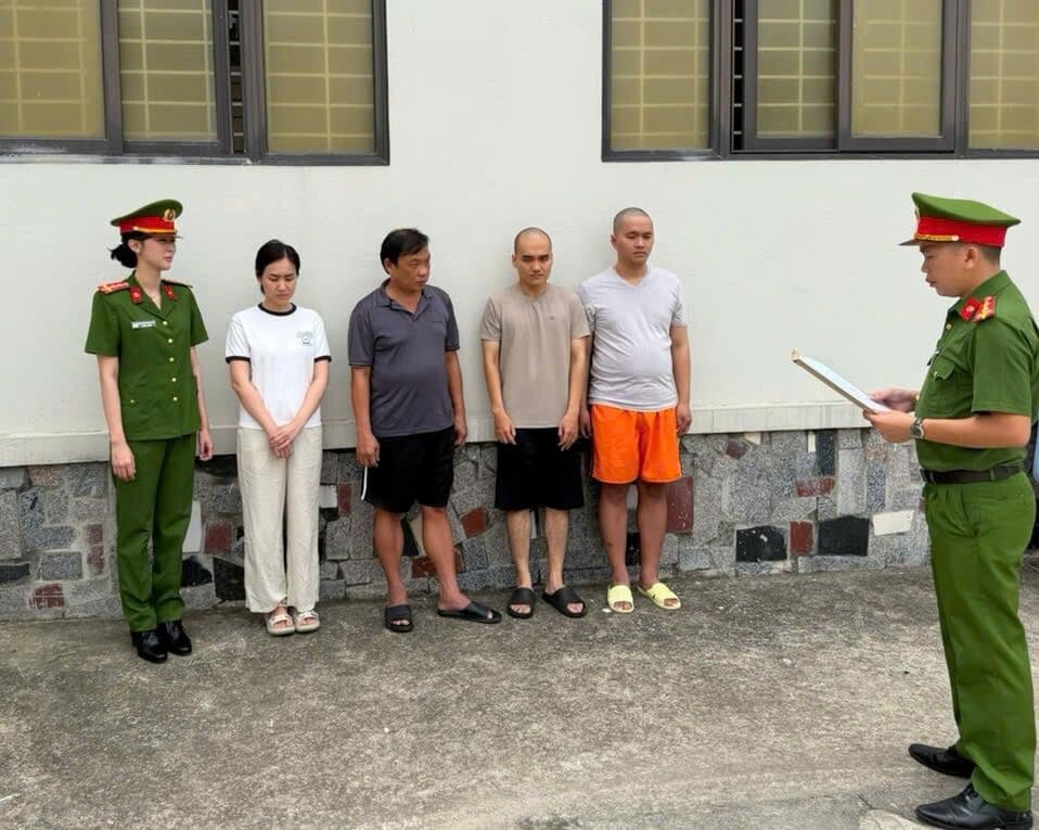 Công an công bố lệnh khởi tố các bị can trong vụ án buôn lậu kim cương SJC.