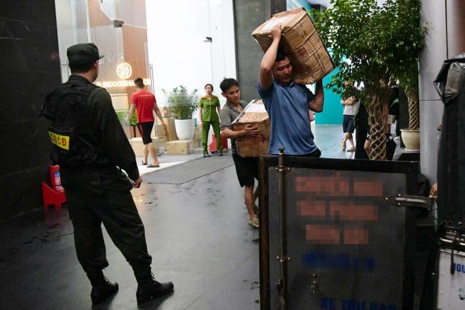 Công an giám sát việc chuyển các thùng tài liệu niêm phong tại trụ sở NextTech, liên quan điều tra AntEx.