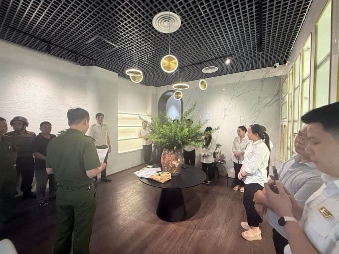 Công an khám xét địa điểm kinh doanh của Cún Bông. Ảnh: Ngọc Bích
