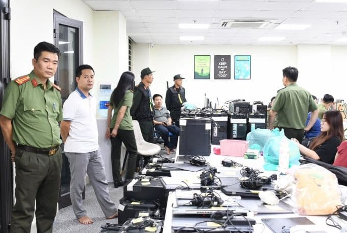 Công an khám xét hiện trường hoạt động của mạng lưới lừa đảo tiền ảo FMCPAY