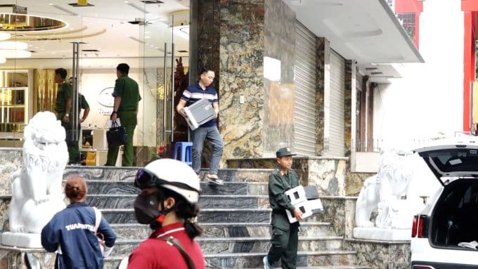 Công an khám xét trụ sở công ty Hoàng Hường, thu giữ tài liệu liên quan đến vụ án kinh doanh số.
