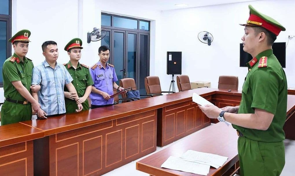 Công an áp giải Nguyễn Hà Duy, giáo viên Toán bị khởi tố trong vụ gian lận điểm thi Tuyên Quang.