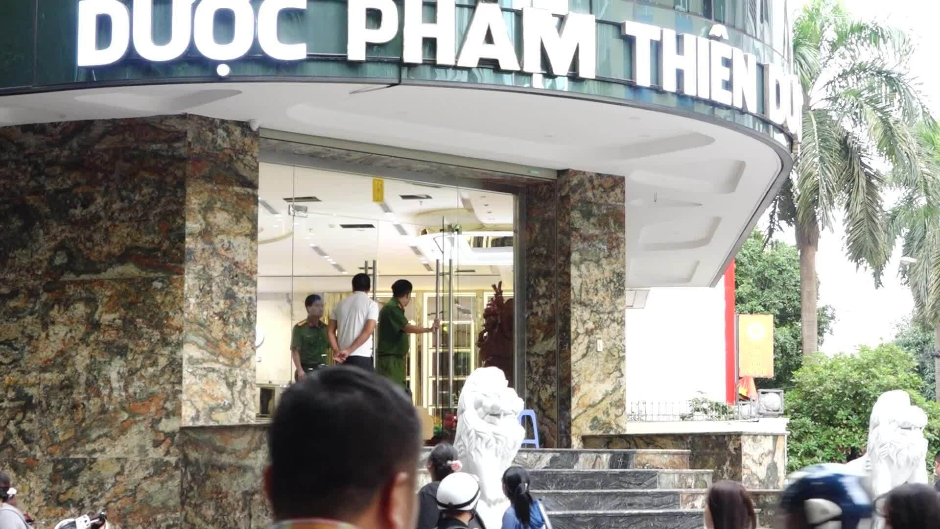 Công an tịch thu tài liệu và máy tính tại trụ sở công ty Dược phẩm Hoàng Hường, điều tra mô hình kinh doanh phức tạp.
