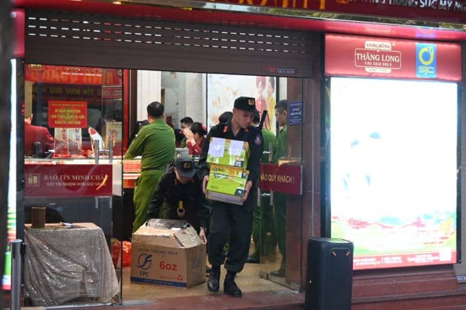 Công an thu giữ tài liệu và thiết bị từ cơ sở Bảo Tín Minh Châu để điều tra gian lận doanh thu.