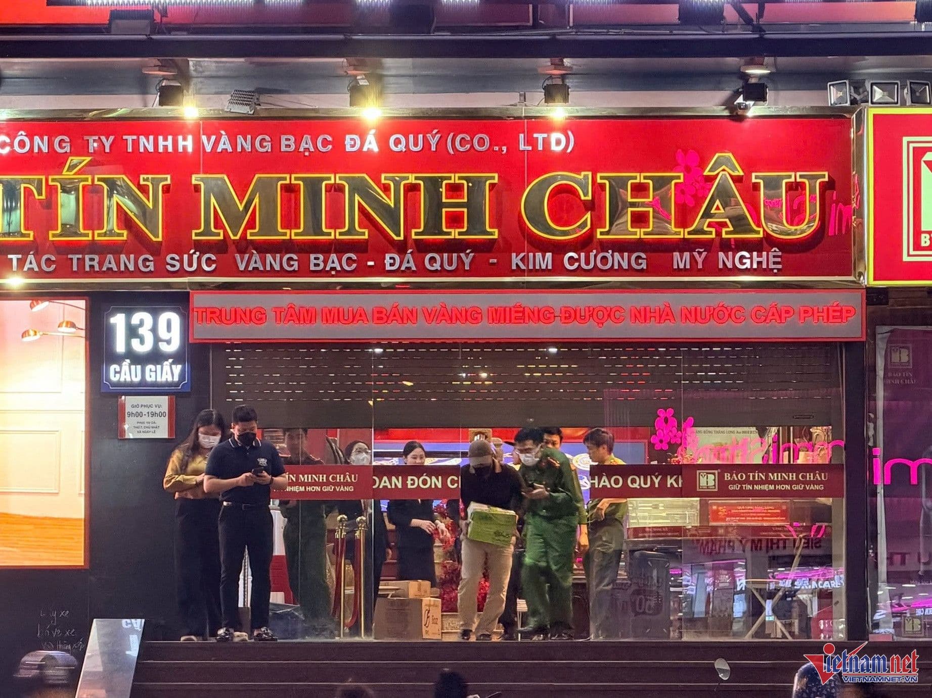 Công an và nhân viên làm việc bên trong cửa hàng Bảo Tín Minh Châu, hướng tới sự minh bạch và tuân thủ.
