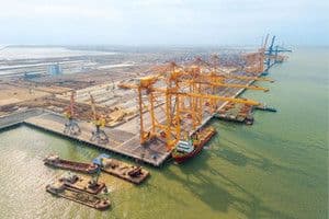Cảng biển lớn với nhiều tàu và cần cẩu, minh họa cho chuỗi cung ứng hàng hải