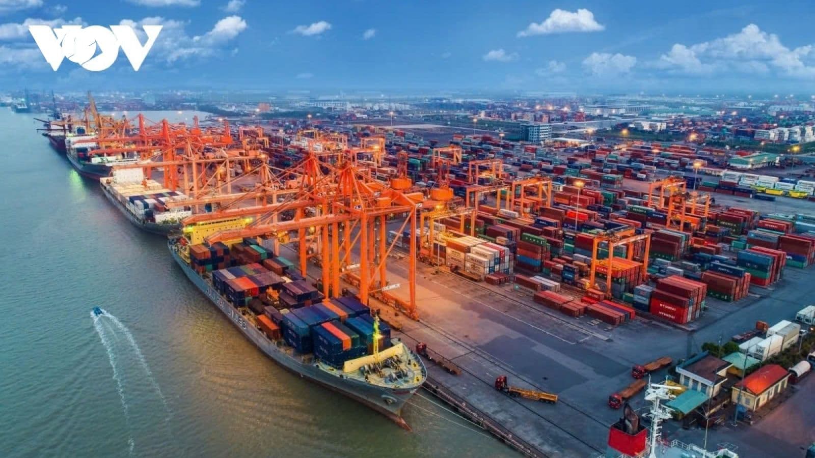 Cảng biển lớn với nhiều tàu và container, thể hiện sức nóng và quy mô phát triển đô thị.